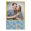 Dzień Sernika z błękitnym tłem + owoce i słodkości - Pocztówka 15x10cm model 325 - Thumbnail Image 1