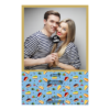 Dzień Sernika z błękitnym tłem + owoce i słodkości - Pocztówka 15x10cm model 325 - Thumbnail Image 2