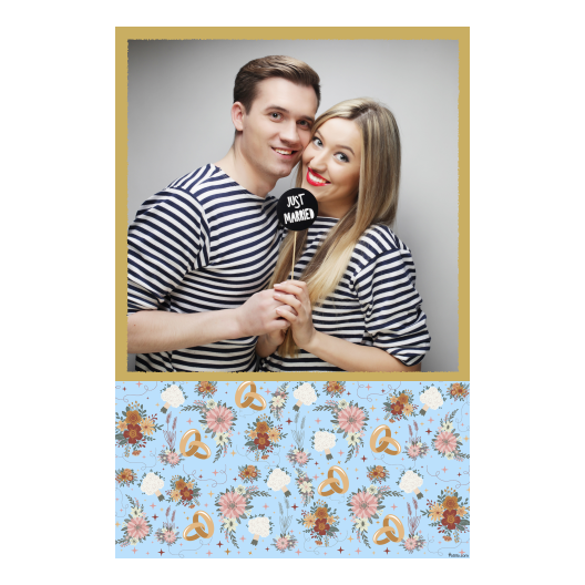 Fotobudka na weselu z błękitnym tłem + obrączki i kwiaty - Pocztówka 15x10cm model 325 - obrazek 1