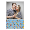 Dzień Sernika z błękitnym tłem + owoce i słodkości - Pocztówka 15x10cm model 325 - Thumbnail Image 3
