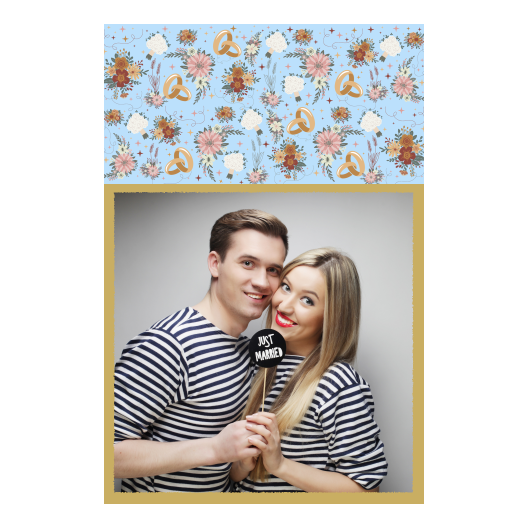 Fotobudka na weselu z błękitnym tłem + obrączki i kwiaty - Pocztówka 15x10cm model 326 - obrazek 1