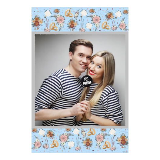 Fotobudka na weselu z błękitnym tłem + obrączki i kwiaty - Pocztówka 15x10cm model 327 - obrazek 3