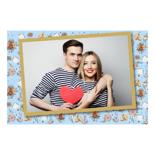 Fotobudka na weselu z błękitnym tłem + obrączki i kwiaty - Pocztówka 10x15cm model 405 - obrazek 1