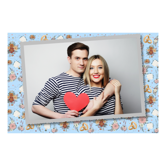 Fotobudka na weselu z błękitnym tłem + obrączki i kwiaty - Pocztówka 10x15cm model 405 - obrazek 3