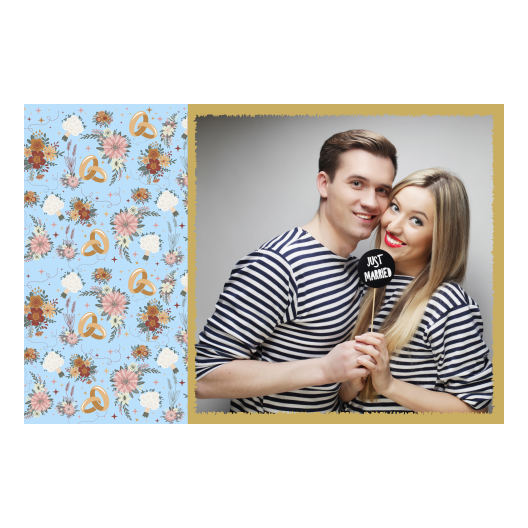 Fotobudka na weselu z błękitnym tłem + obrączki i kwiaty - Pocztówka 10x15cm model 409 - obrazek 1